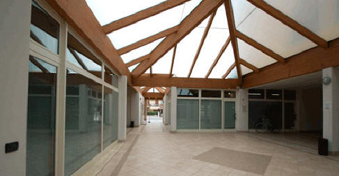 Immagine del quadriportico del complesso commerciale "Guardino"